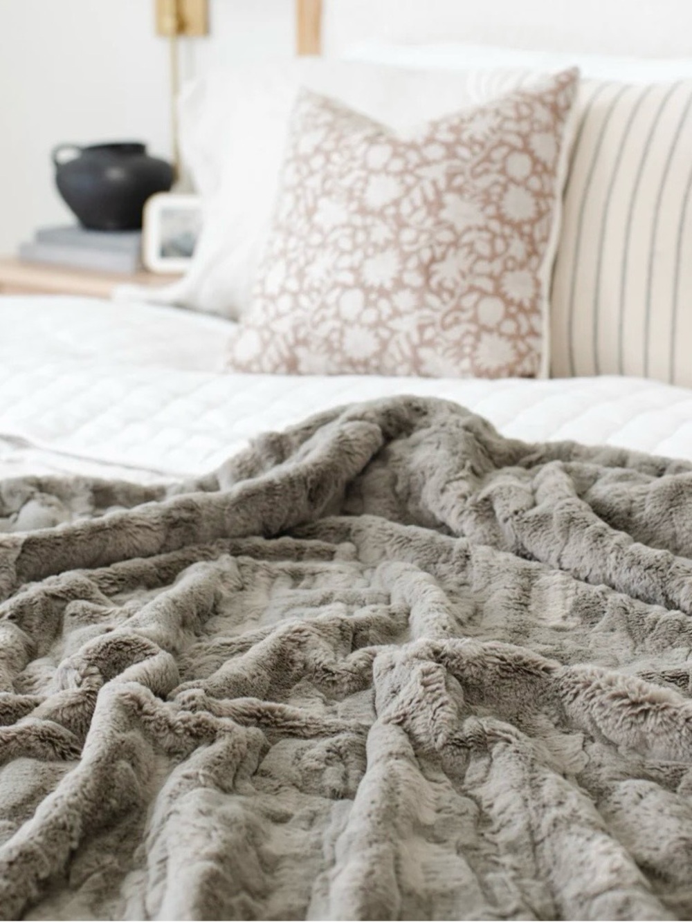 Saranoni Plush Faux Fur Throw Blanket - Picture 2 of 6